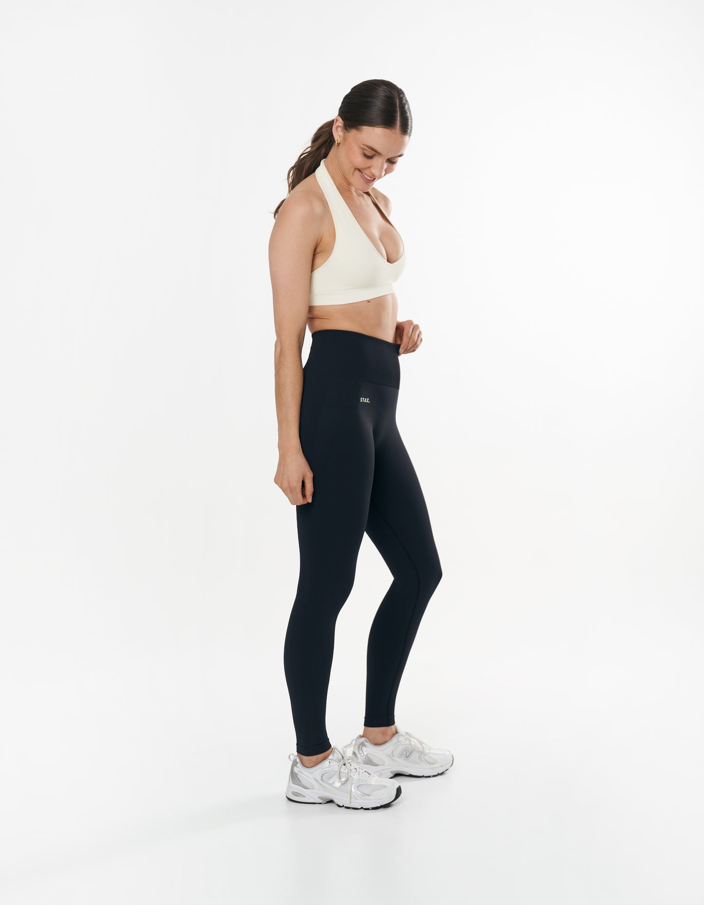 Seamless Kic Halter Crop - Cream